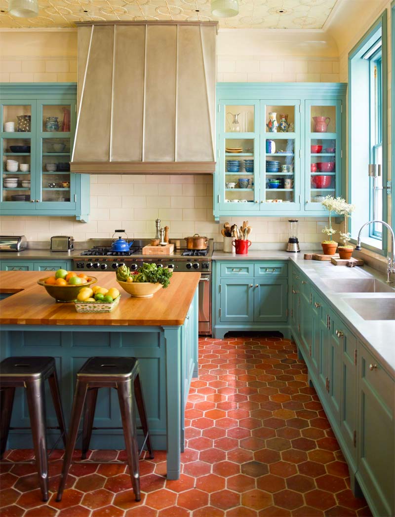 turquoise kleur interieur landelijke keuken met hexagon terracotta tegels