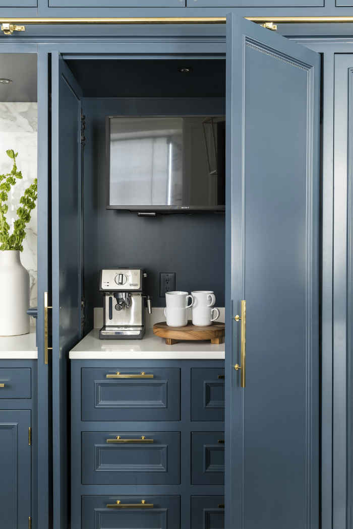 Bij Martha O'hara Interiors vonden we deze mooie oplossing, waar de TV boven de verborgen koffiehoek is verwerkt. Middels inschuifbare deuren kan alles netjes uit het zicht verwerkt worden. Bij Martha O'hara Interiors vonden we deze mooie oplossing, waar de TV boven de verborgen koffiehoek is verwerkt. Middels inschuifbare deuren kan alles netjes uit het zicht verwerkt worden.
