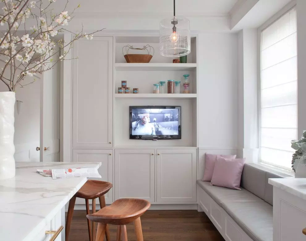 Een TV in de keuken is tegenwoordig geen overbodige luxe meer. Een TV in de keuken is tegenwoordig geen overbodige luxe meer.