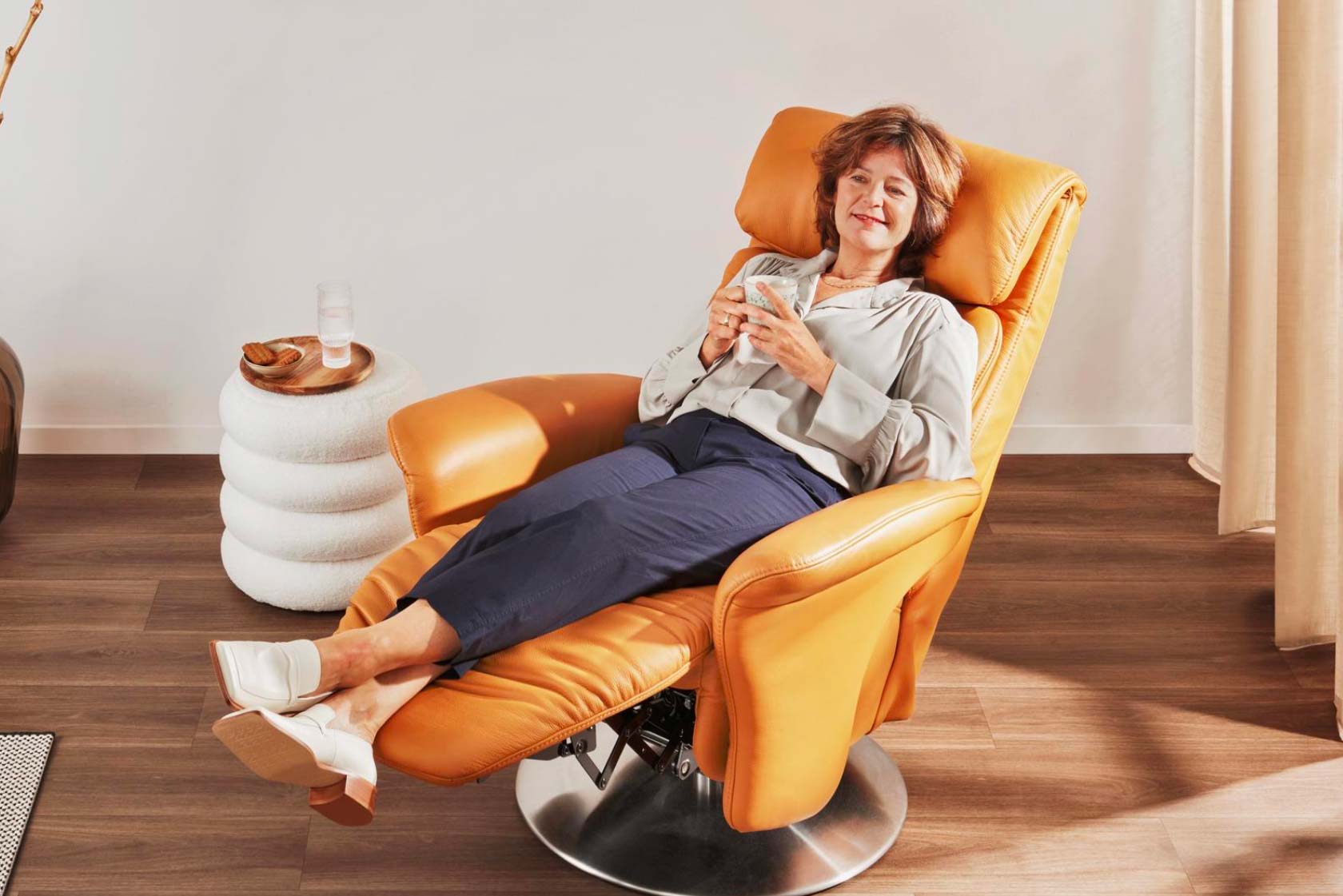 De relaxstoel Model Azur is een klassieke sta-op-fauteuil die een harmonieuze uitstraling combineert met een comfortabele kuiprug, waardoor je heerlijk kunt zitten in de stoel.