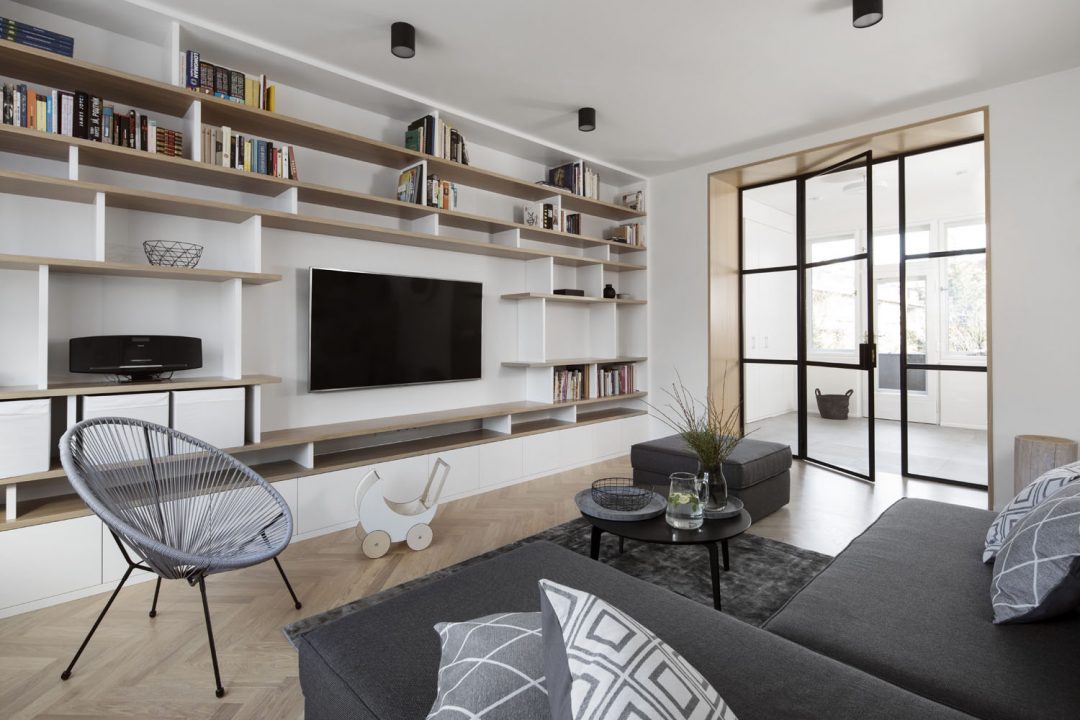 De TV wandkast vormt dé blikvanger in deze woonkamer - Huis-inrichten.com