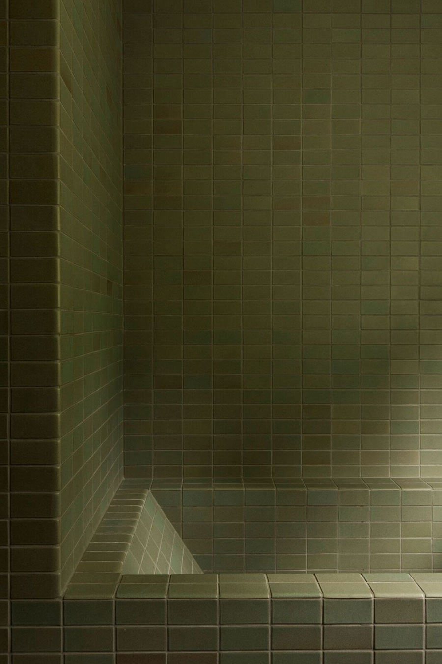 Twee jaren '50 vintage stijl badkamers met mosgroene tegels