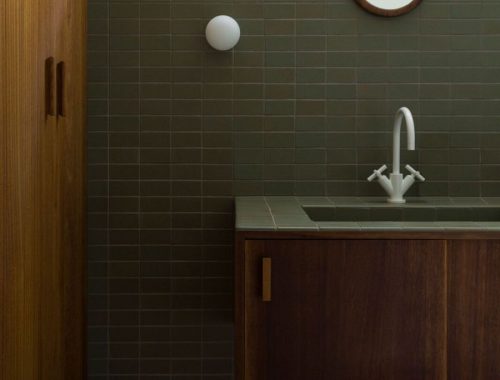 Twee jaren '50 vintage stijl badkamers met mosgroene tegels