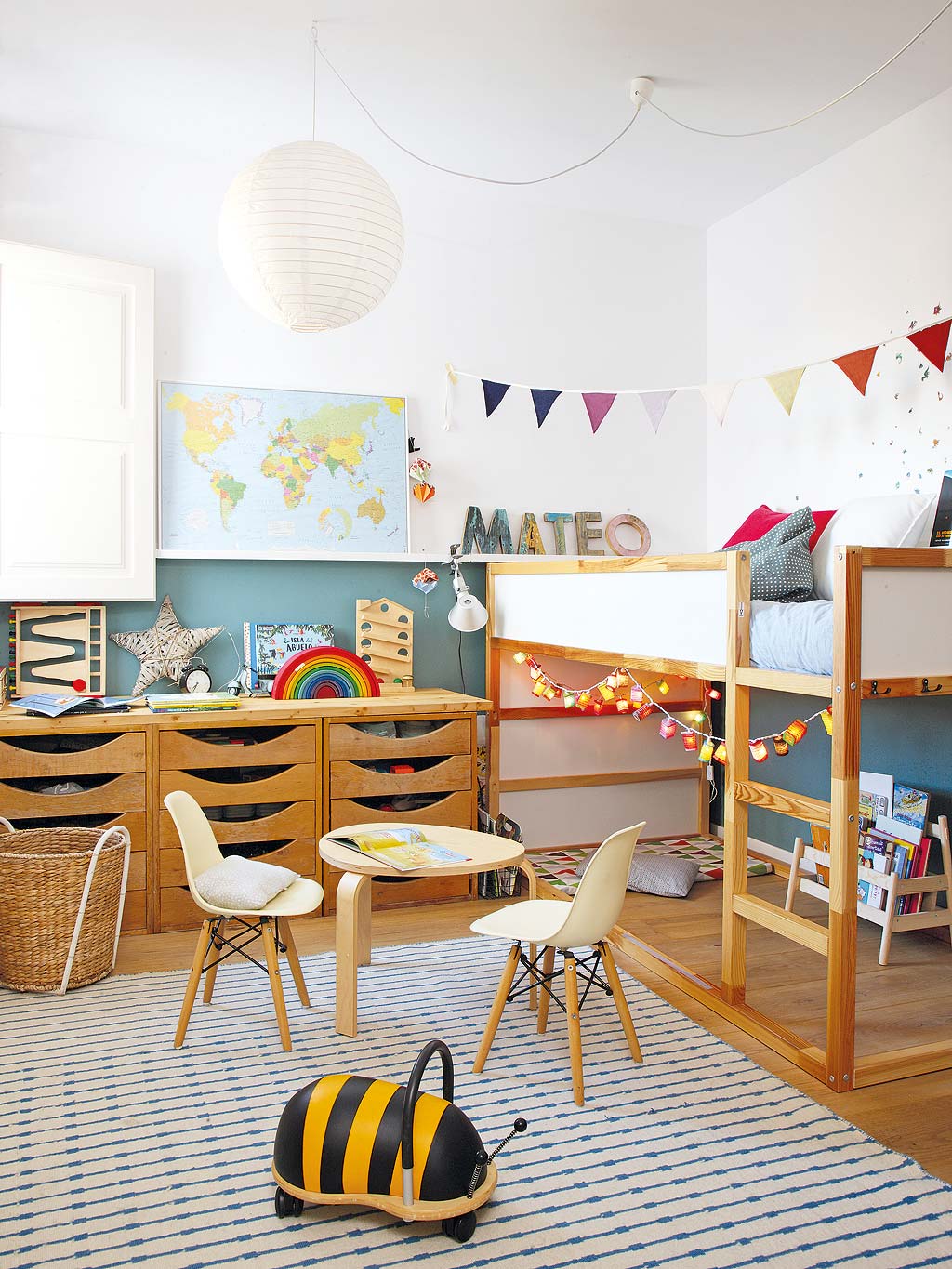 In deze vintagen jongenskamer met het populaire IKEA bed, is er gekozen voor een groot vloerkleed. | Fotografie: José Luis Hausmann