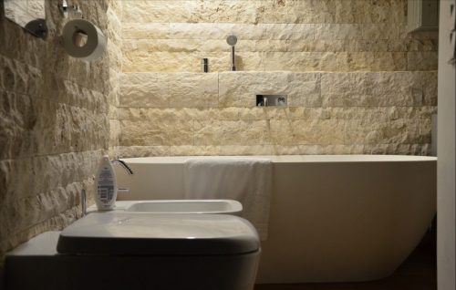 Nieuw Kleine badkamer met natuurstenen muur SO-12