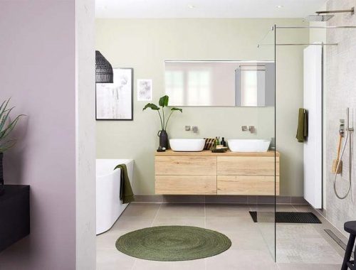 warme natuurlijke badkamer met groene accenten
