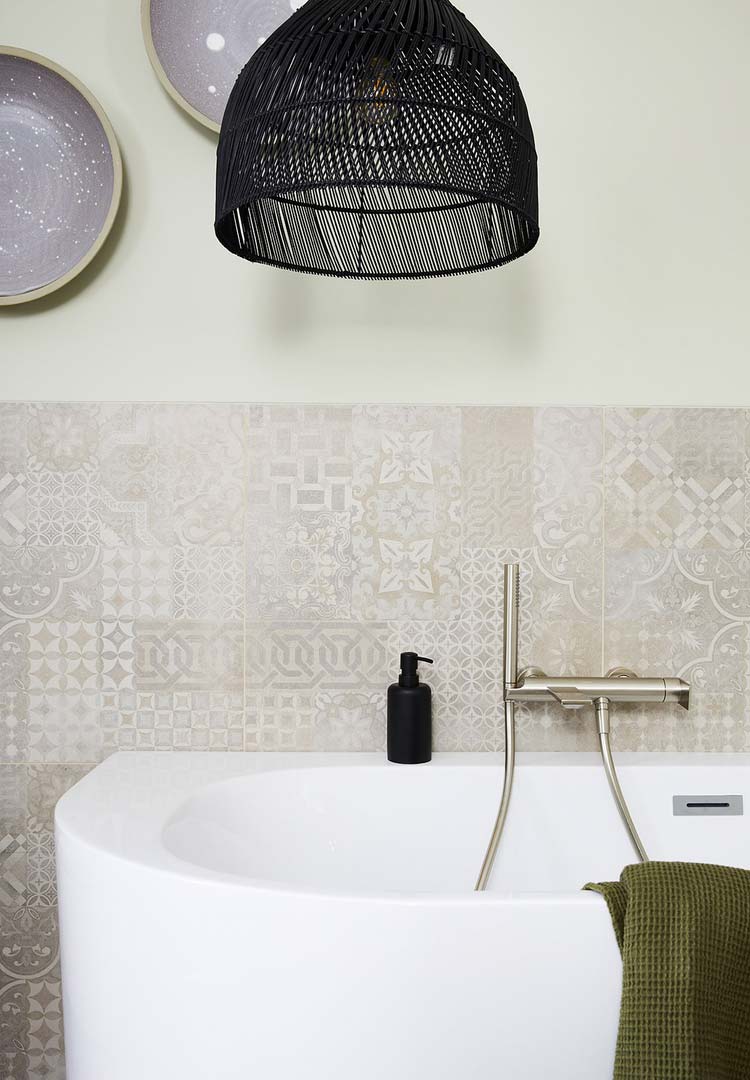 warme natuurlijke badkamer met groene accenten patchwork tegels