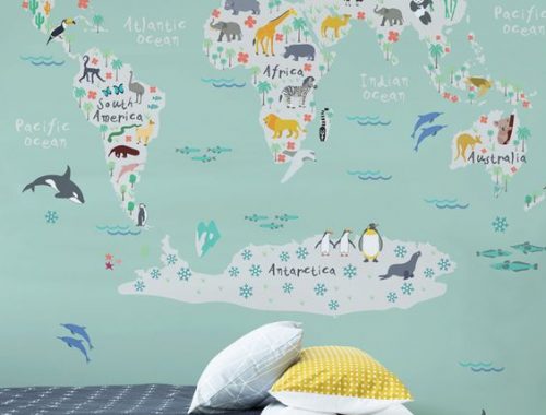 Een wereldkaart is erg populair aan de muur van de kinderkamer. Deze variant is ook nog eens super educatief. Op de kaart wordt namelijk getoond waar alle dieren vandaan komen.