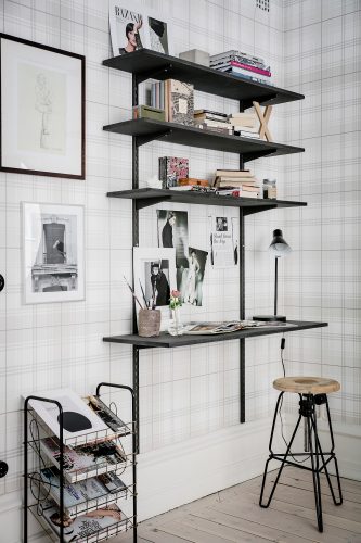 Werkplek in woonkamer - wandplank systeem