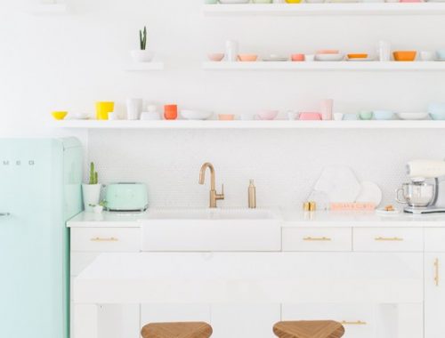 Witte keuken met pastelkleuren