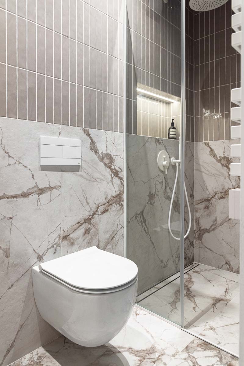 witte marmeren tegels inloopdouche kleine badkamer witte marmeren tegels inloopdouche kleine badkamer