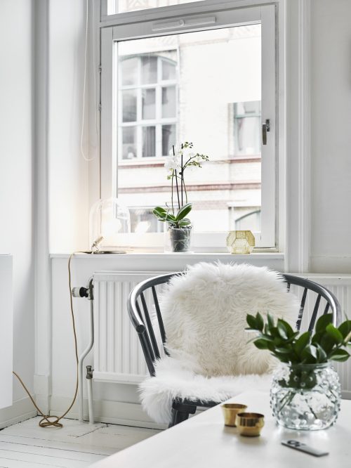 Witte meubels in een witte woonkamer