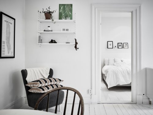 Witte meubels in een witte woonkamer