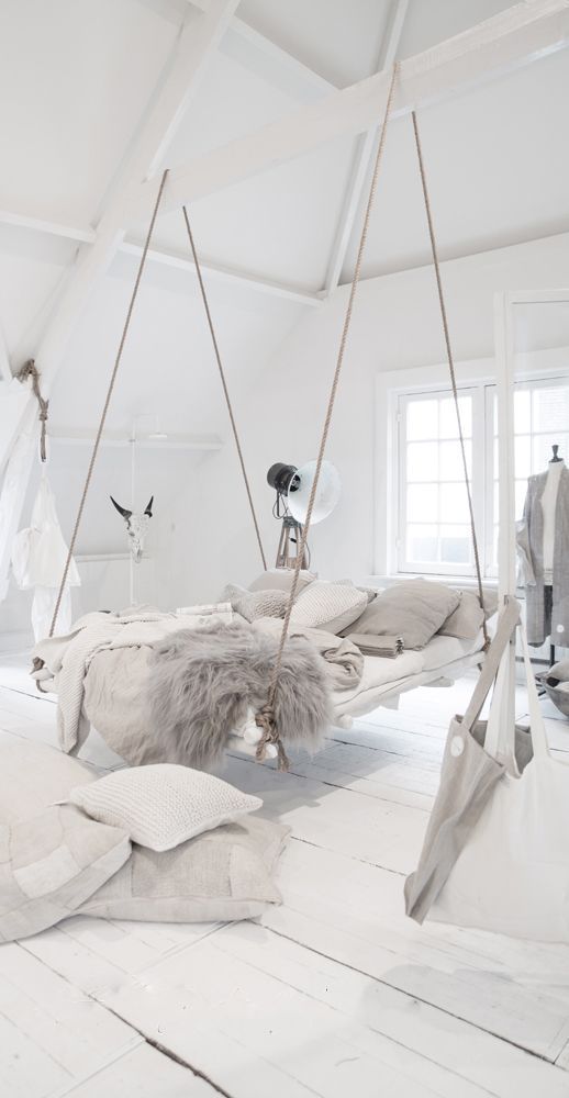 Witte slaapkamer met hangbed