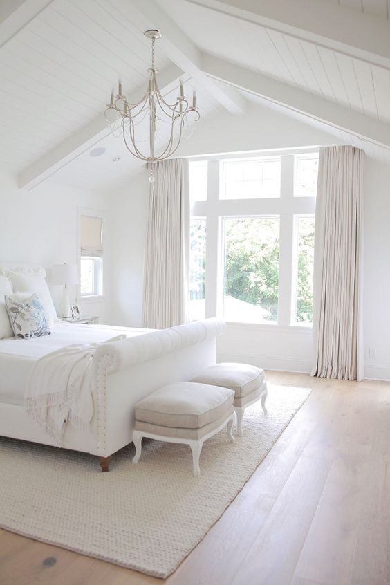 Witte slaapkamer met houten vloer Witte slaapkamer met houten vloer