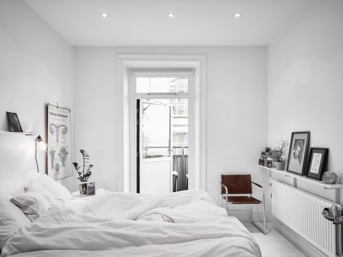 Witte slaapkamer met kleurrijke kledingkast op maat