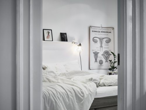Witte slaapkamer met kleurrijke kledingkast op maat