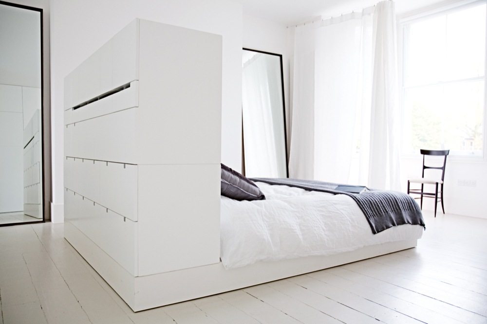 Witte slaapkamer met hoofdbord kast Witte slaapkamer met hoofdbord kast
