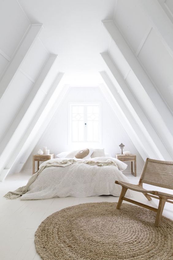 Witte slaapkamer met warme houttinten Witte slaapkamer met warme houttinten