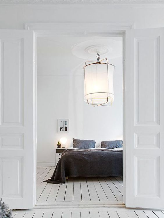 Witte slaapkamer met witte hanglamp