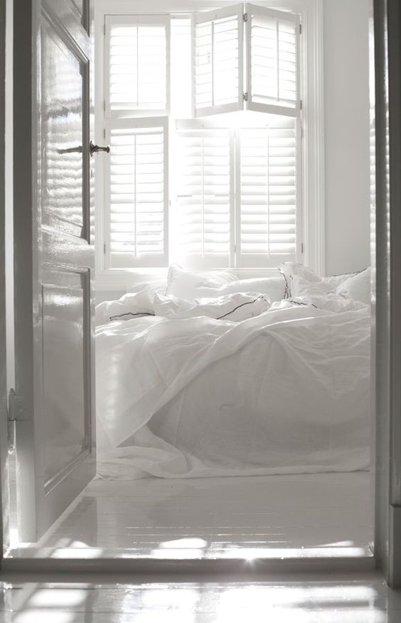 Witte slaapkamer met witte shutters Witte slaapkamer met witte shutters