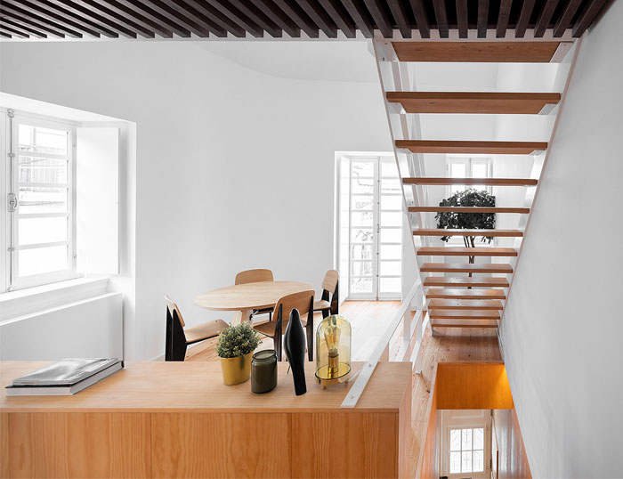 witte stalen trap houten traptreden mezzanine witte stalen trap houten traptreden mezzanine