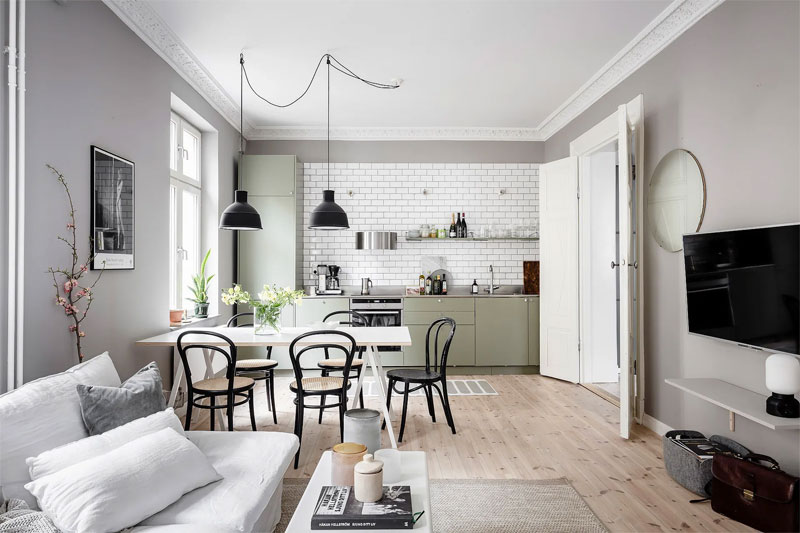Bijna de hele keuken achterwand in deze keuken is betegeld met stijlvolle witte wandtegels. Bijna de hele keuken achterwand in deze keuken is betegeld met stijlvolle witte wandtegels.