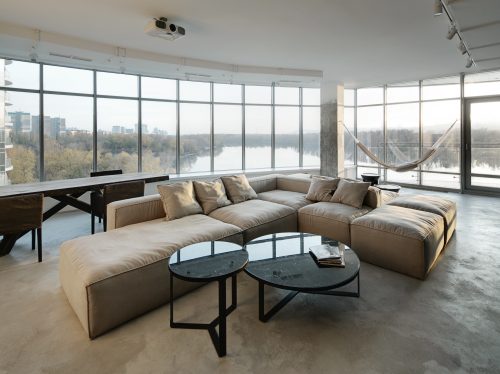 In deze woonkamer kan je middels het panoramaraam optimaal genieten van het uitzicht!
