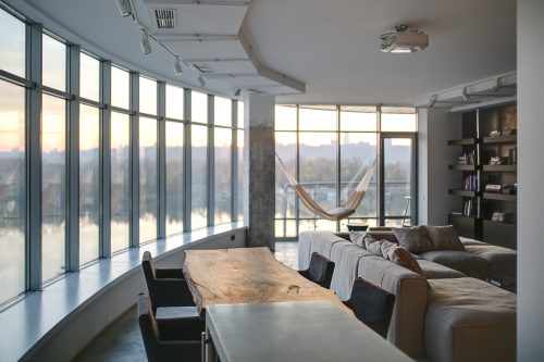 In deze woonkamer kan je middels het panoramaraam optimaal genieten van het uitzicht!