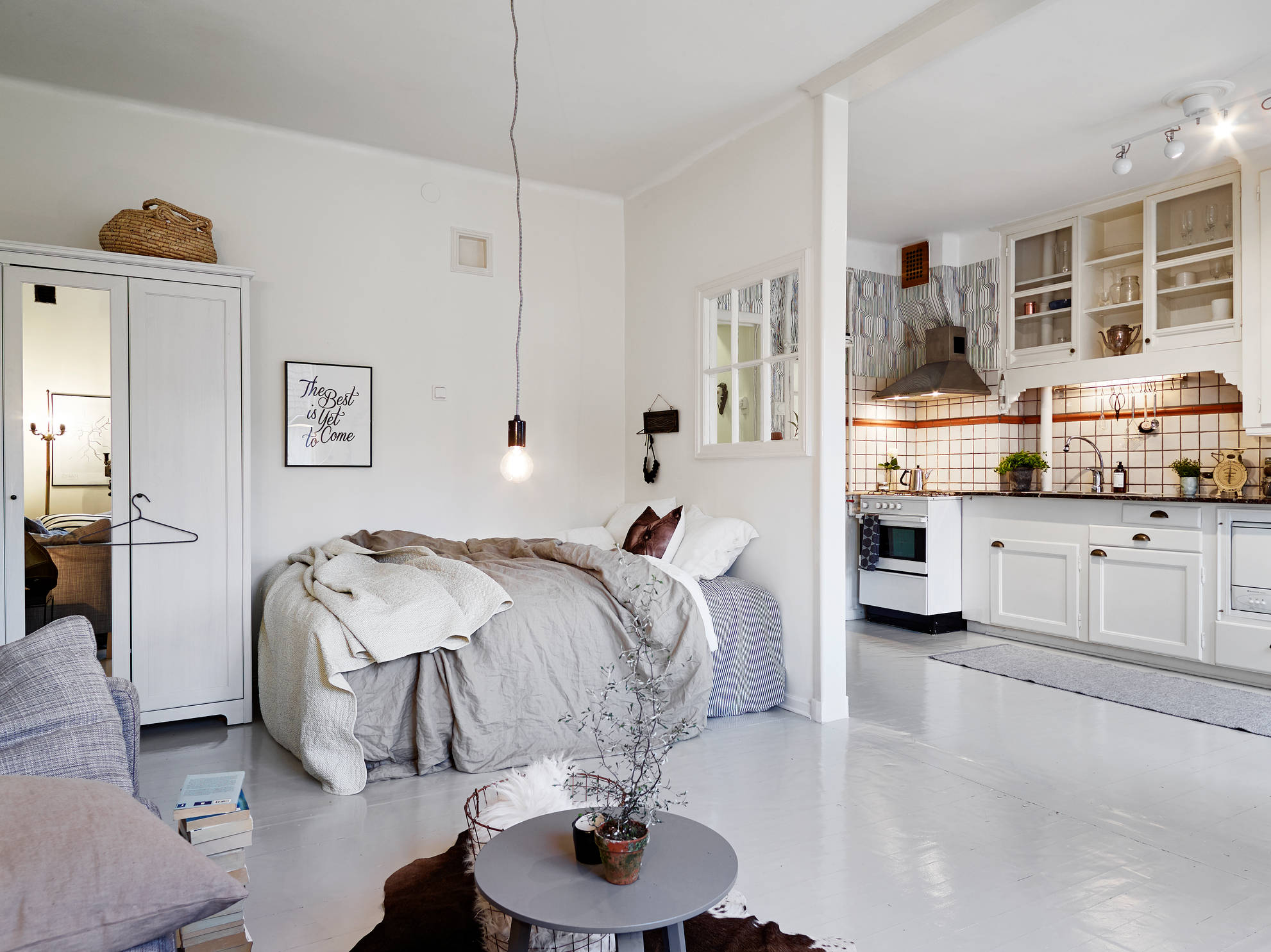 Woonkamer, slaapkamer en open keuken combinatie in klein appartement van 35m2