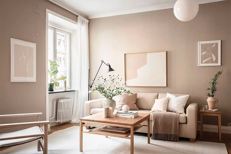 Hoe gezellig is dit beige toon-op-toon appartement in Zweden? De verschillende beige tinten gecombineerd met natuurlijke houttinten en een verscheidenheid aan texturen in de stoffen en kunstprints hebben zo’n gezellig en verwarmend effect in deze ruimte.