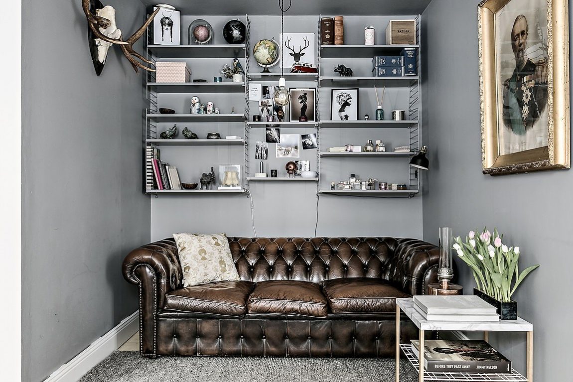 Een schild achter een gewei dient zowel een decoratief doel door het gewei netjes te presenteren als een praktisch doel door een stabiele bevestigingsbasis te bieden en de muur te beschermen. Een schild achter een gewei dient zowel een decoratief doel door het gewei netjes te presenteren als een praktisch doel door een stabiele bevestigingsbasis te bieden en de muur te beschermen.