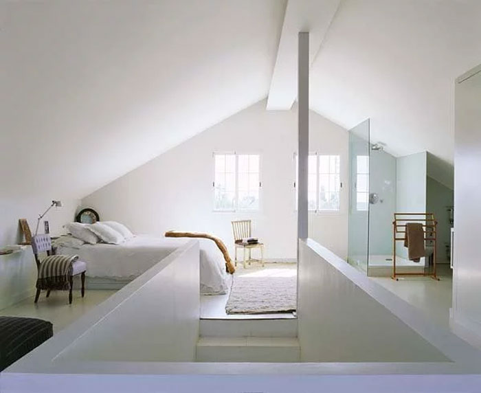 Deze luxe zolderslaapkamer is ingericht met een volledige open ensuite badkamer.