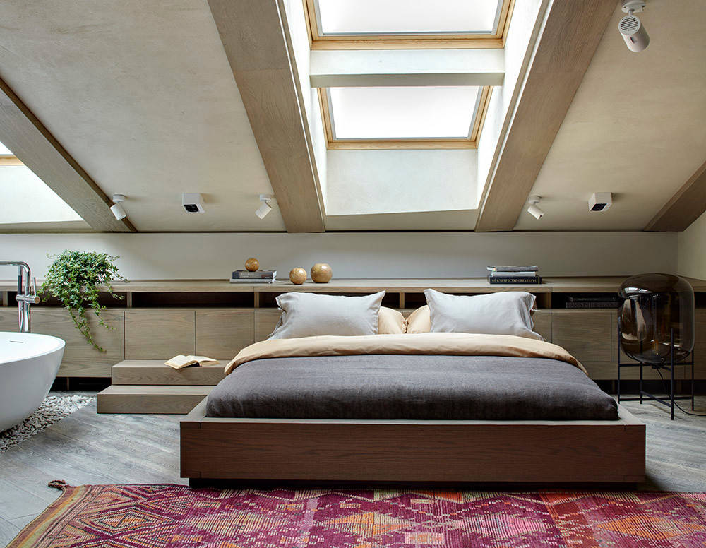 Architectenbureau To Taste Studio koos voor deze luxe slaapkamer op zolder voor een vrijstaand bad in de slaapkamer, naast de badkamer ensuite.