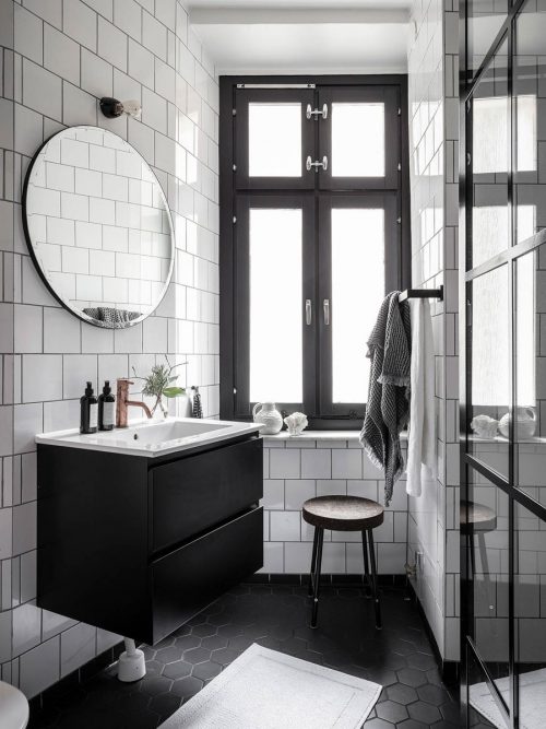 Spiksplinternieuw Zwart wit badkamer met koperen details | Huis-inrichten.com PY-41