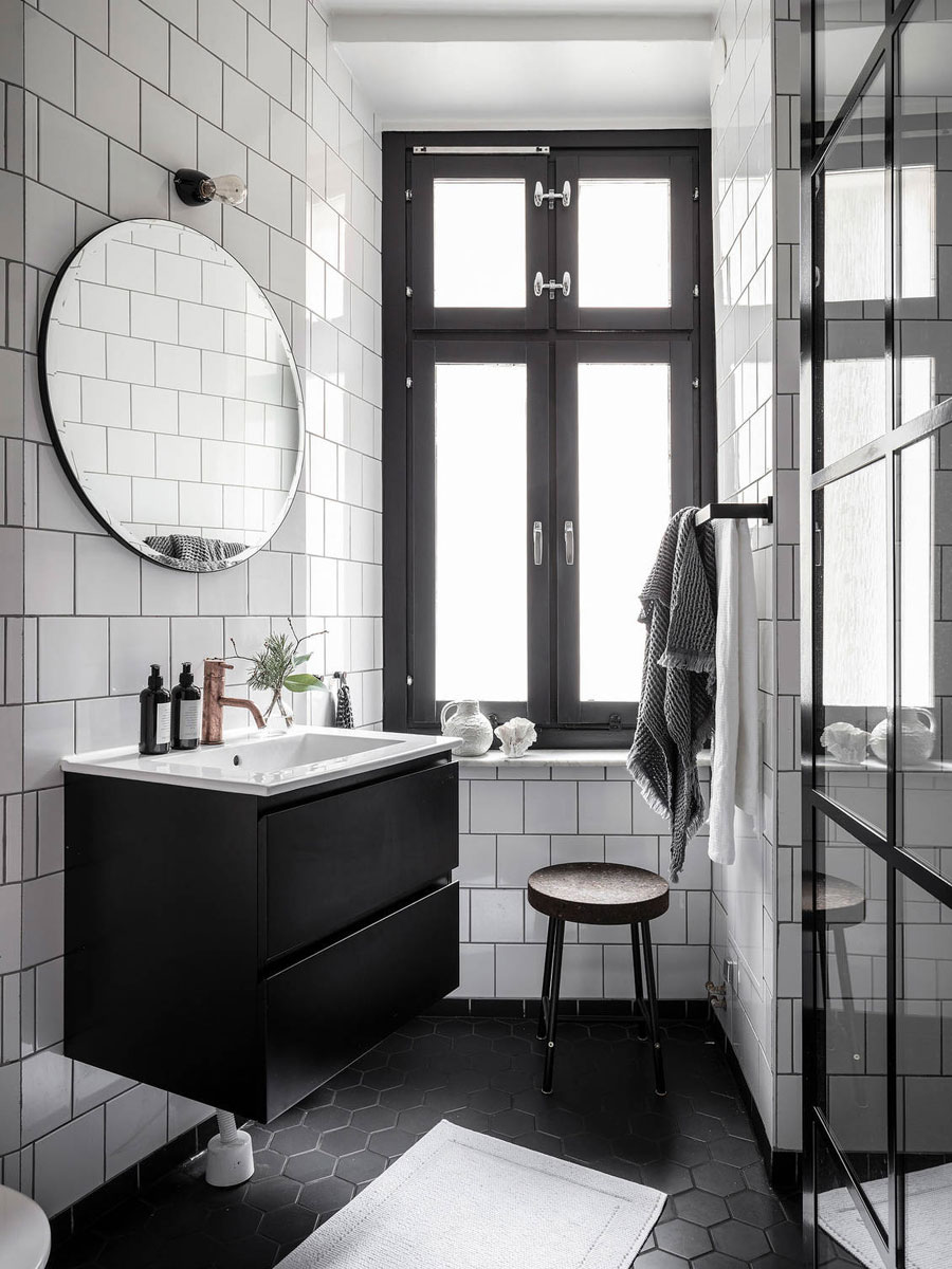 Zwart wit badkamer met koperen details