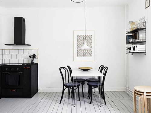 Zwarte keuken in een Scandinavisch wit appartement