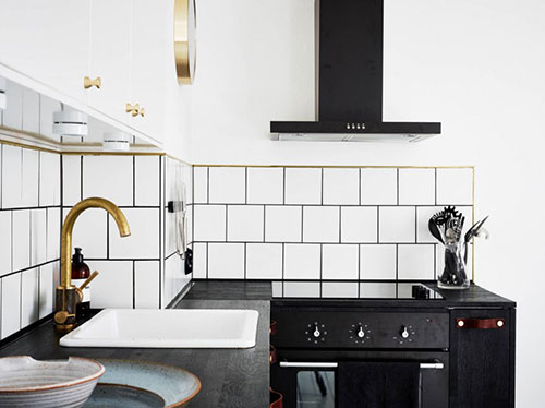 Zwarte keuken in een Scandinavisch wit appartement