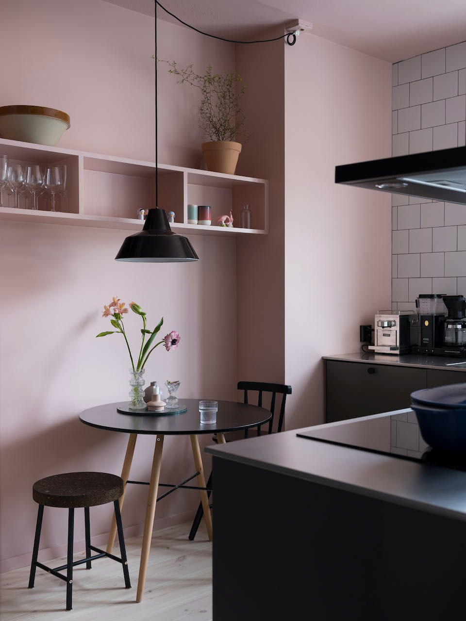 zwarte keukenkasten oud roze muren