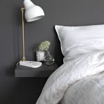 Less is more. Hier is het grijze wandplankje in dezelfde grijze verf geschilderd als de grijze muur van de slaapkamer.