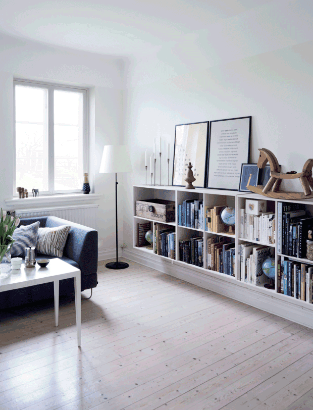 Met een zwevende open boekenkast houd je het luchtig en ruimtelijk in een kleine woonkamer.